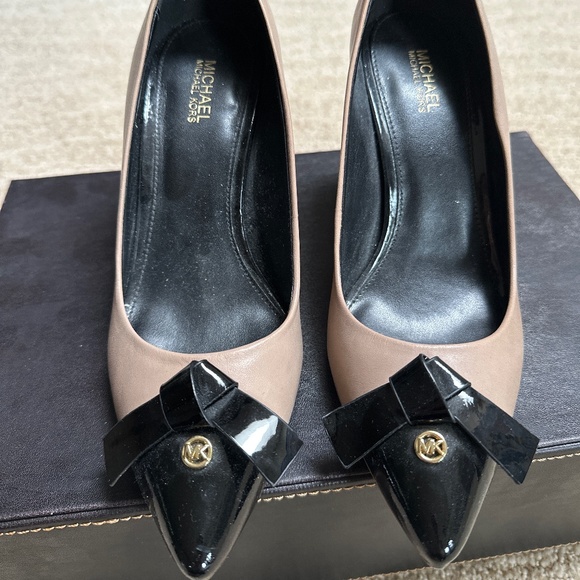 Worn once - Michael Kors Beige Pumps w Black Toe - Picture 1 of 3